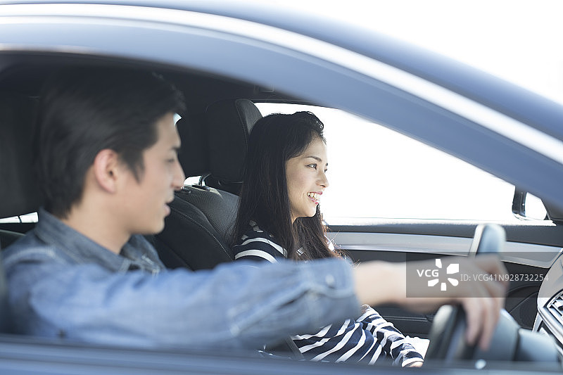 情侣在开车时交谈图片素材