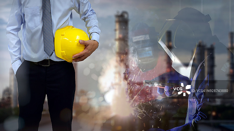 工厂和建筑工地上的产业工人双重曝光图片素材