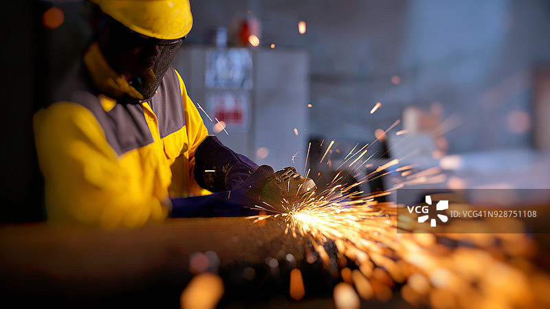 工厂工人的双重曝光图片素材