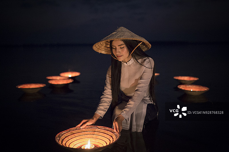 越南奥黛文化和湖上的灯笼图片素材