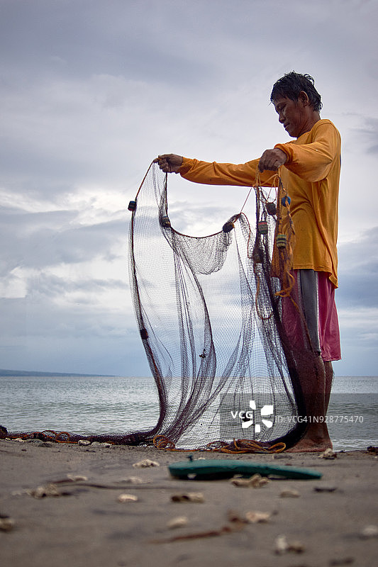 渔民在准备渔网图片素材