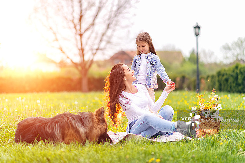 母女在大自然中图片素材
