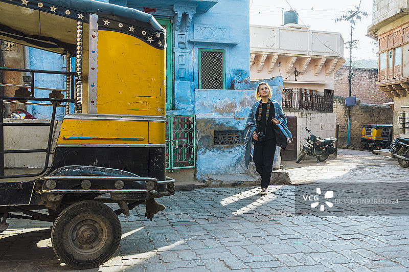 年轻女人逛市场街道图片素材
