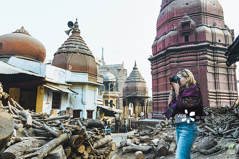 年轻女子探索火葬场图片素材