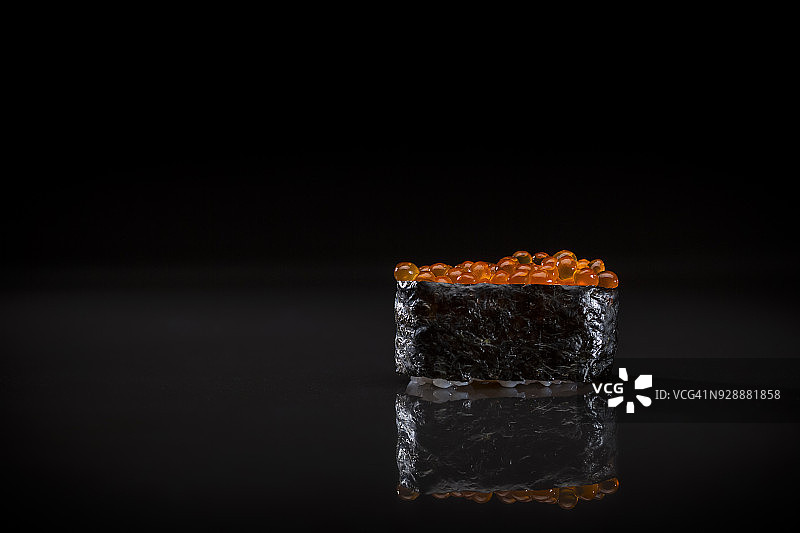 三文鱼籽寿司饭团图片素材