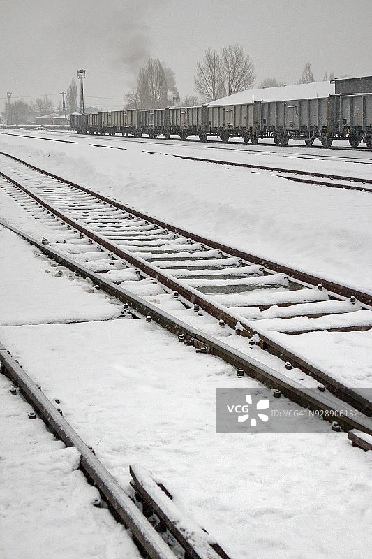土耳其卡尔斯火车站雪下的铁路轨道图片素材