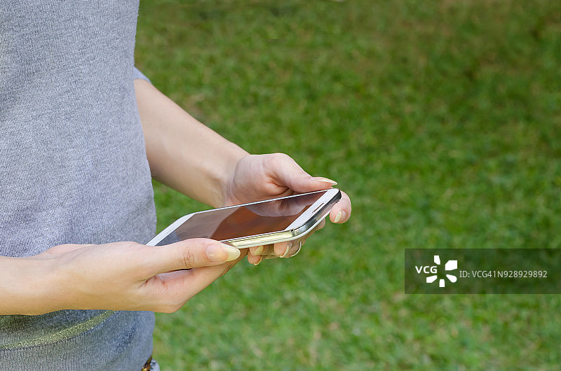 使用手机的女人图片素材