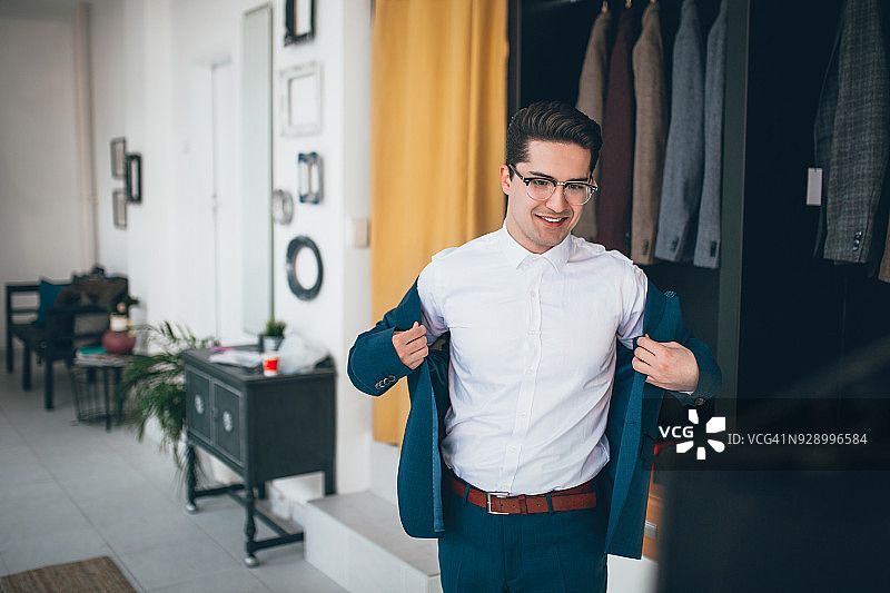 购买西装的男人图片素材