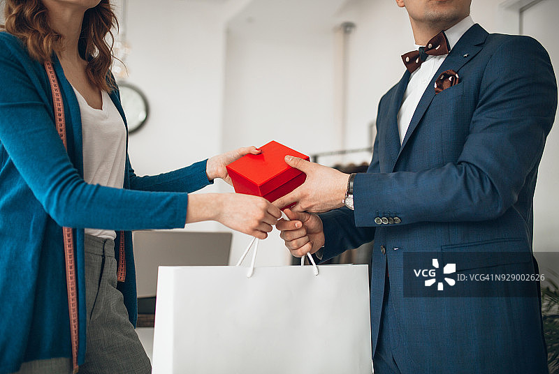 在服装精品店购买图片素材