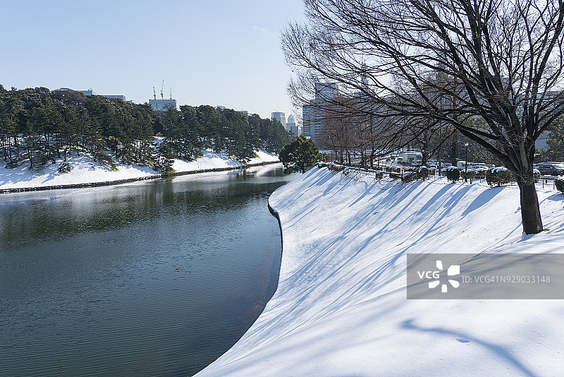 1月23日，东京千代田区冬日暴风雪后的清晨，内堀通沿线的皇居护城河图片素材