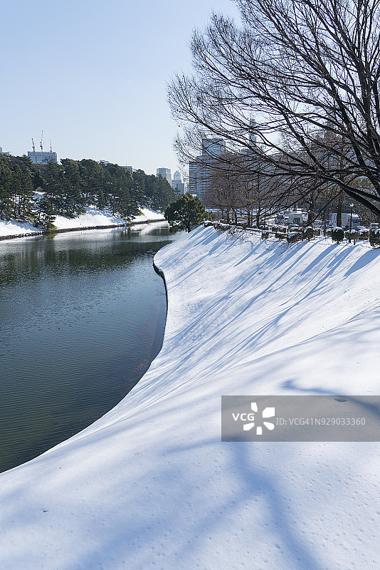 1月23日，东京千代田区冬日暴风雪后的清晨，内堀通沿线的皇居护城河图片素材