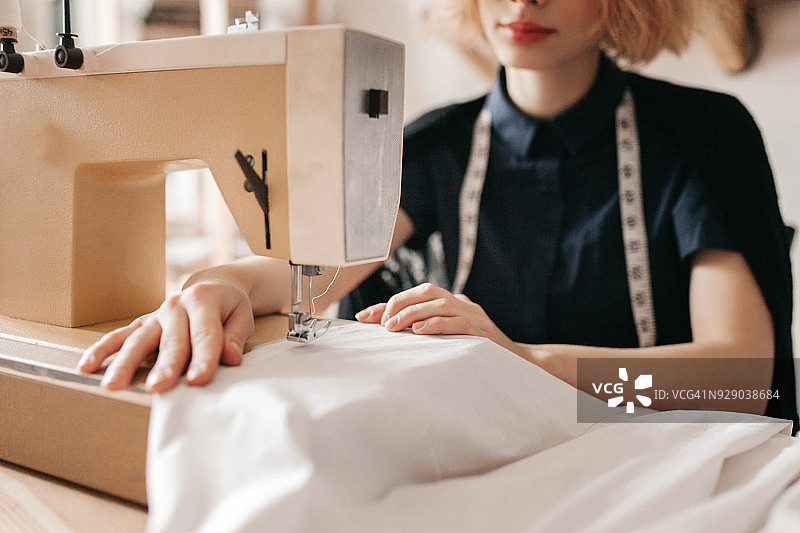 女裁缝使用缝纫机特写图片素材