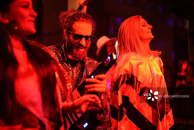 舞台上的现场表演图片素材