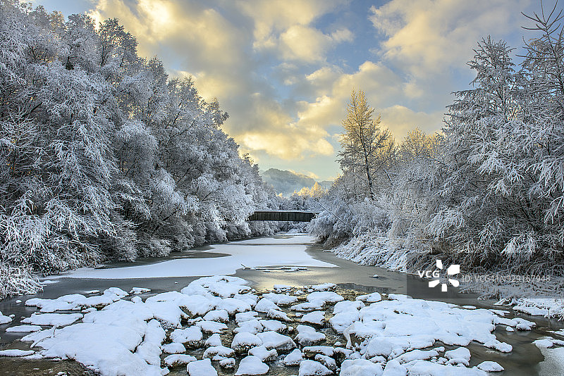 冬季河流的日出图片素材