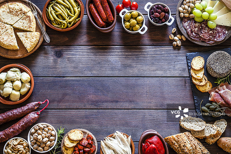 乡村木桌上的西班牙小吃拼盘图片素材