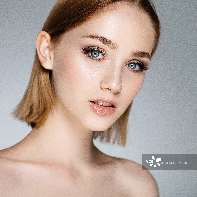 留着时尚短发的金发女子图片素材