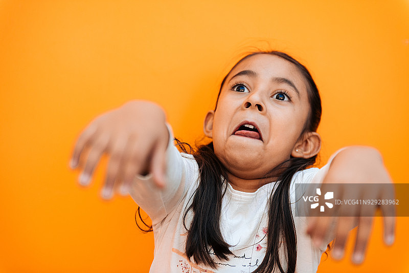 小女孩的面部表情图片素材