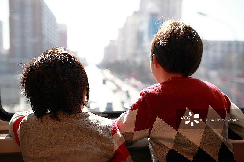 孩子们在火车上图片素材