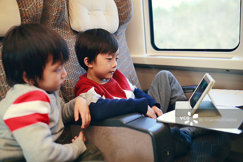 孩子们在火车上图片素材