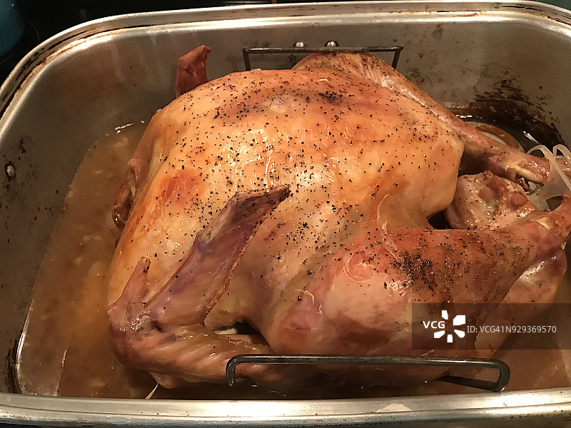 平底锅里炉子上的大火鸡图片素材