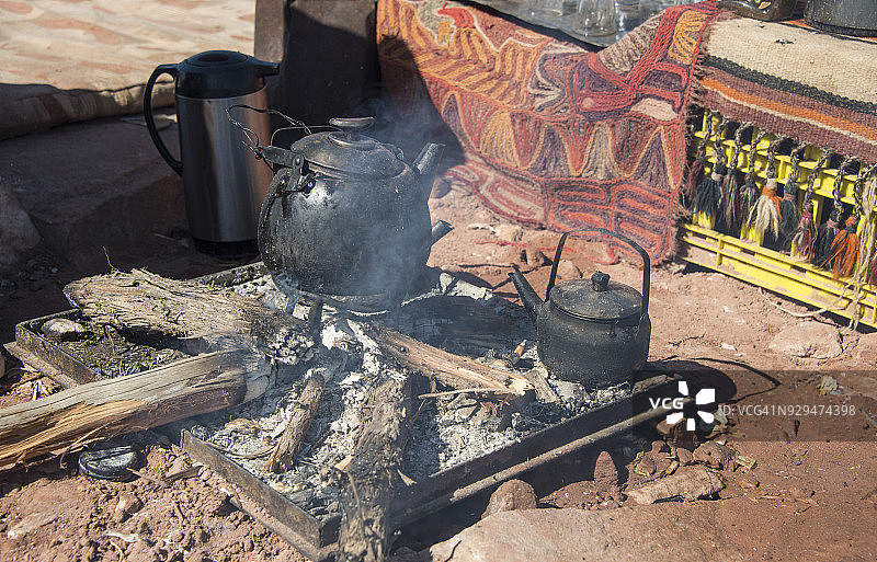 铸铁茶壶与茶，贝都因茶，佩特拉，约旦图片素材