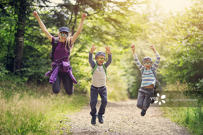 快乐的孩子们在森林里欢快跳跃图片素材