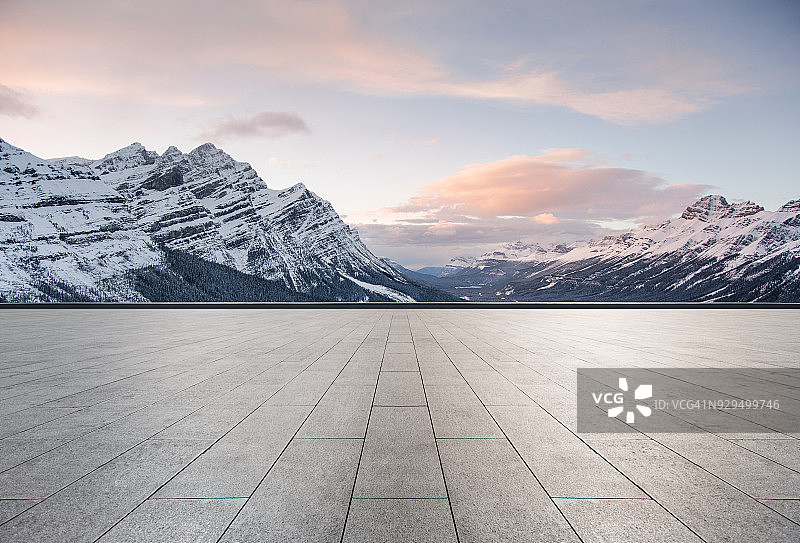 空旷的道路，背景是皑皑雪山图片素材