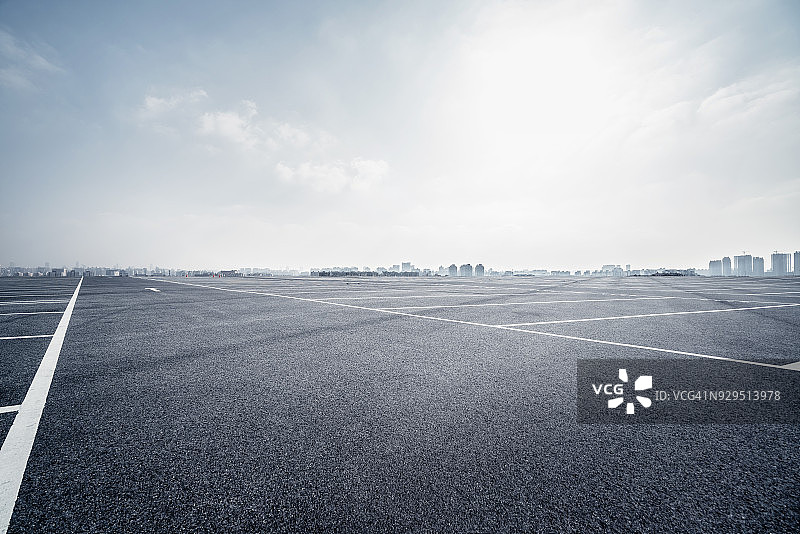 空荡荡的停车场图片素材