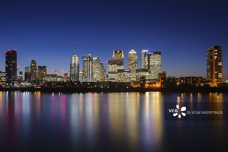 黄昏时分伦敦东区滨水天际线的城市夜景图片素材