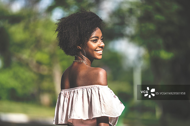 年轻黑人女性肖像图片素材