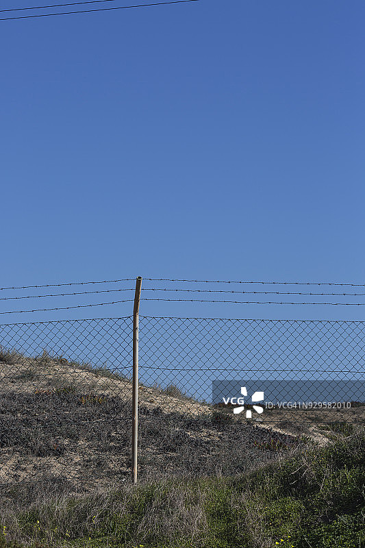 带刺铁丝网图片素材