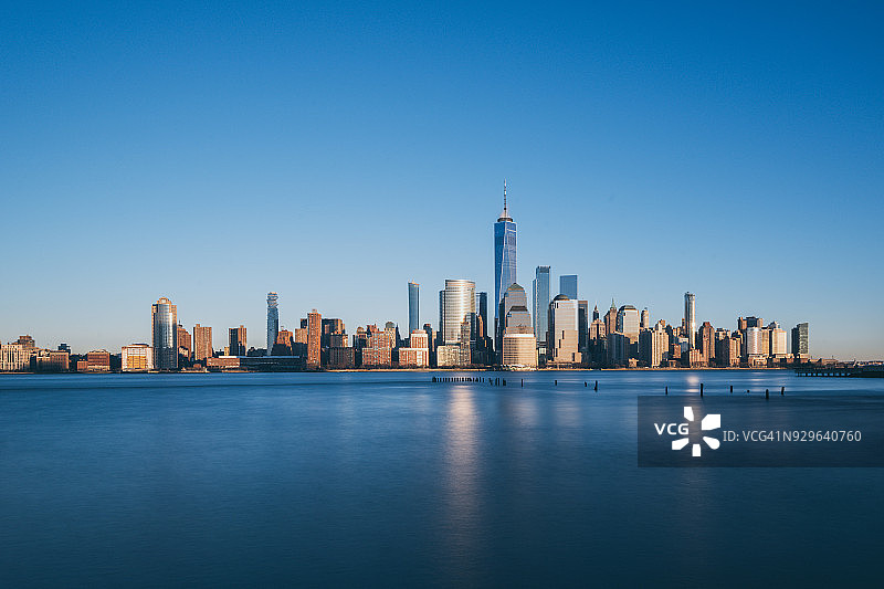 日落时分的曼哈顿下城天际线，纽约天际线图片素材