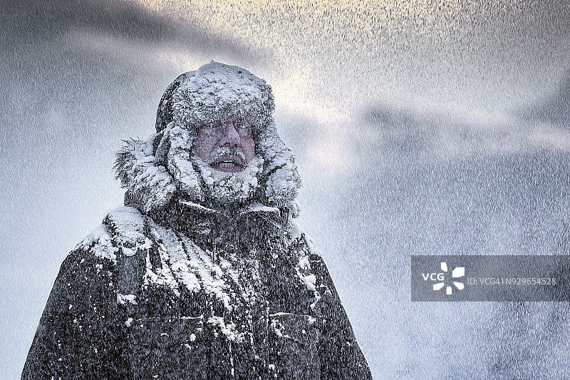 雪地风暴中瑟瑟发抖的络腮胡男子图片素材