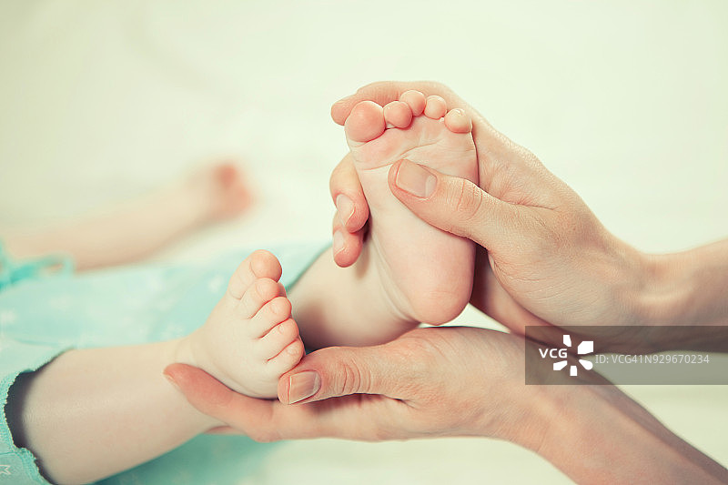 新生儿按摩图片素材