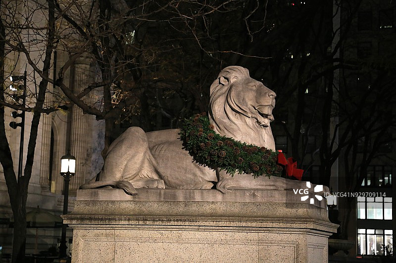 纽约公共图书馆主馆的标志性大理石狮子雕像图片素材