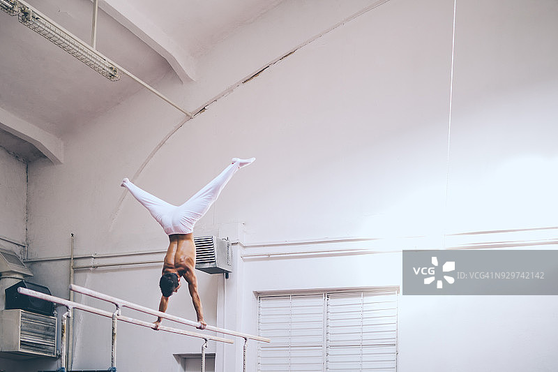 在双杠上做倒立图片素材
