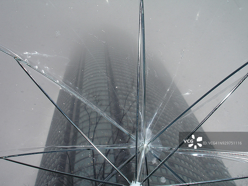 透过透明雨伞拍摄的东京图片素材