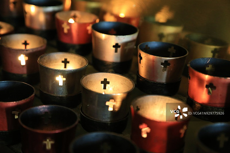 满满的祈愿蜡烛图片素材