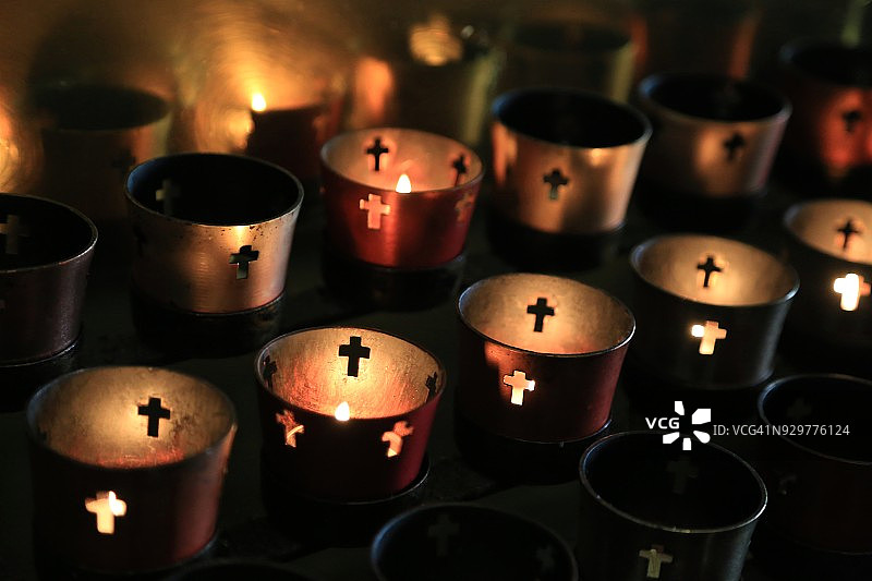 燃烧的教堂蜡烛图片素材