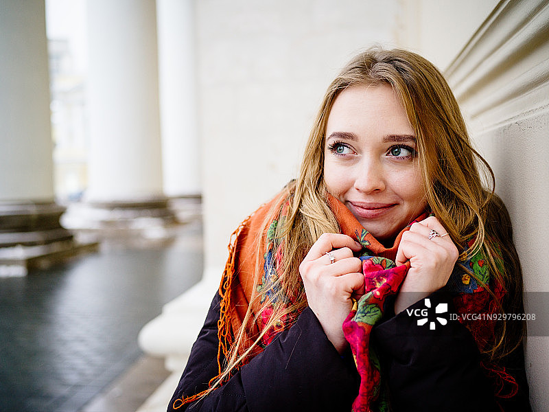 户外年轻俄罗斯女性肖像图片素材