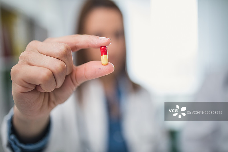 医生拿着药丸图片素材