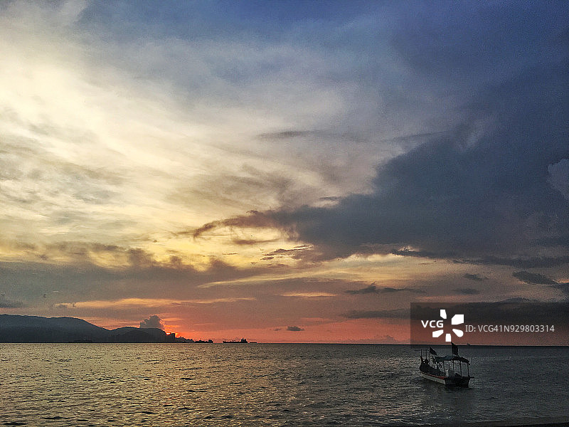 在马来西亚的峇眼海滩欣赏槟城岛日落图片素材