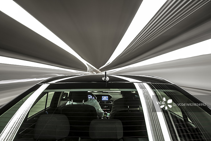 隧道中行驶的黑色德国汽车图片素材