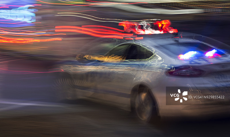 行驶中的警车与闪烁警灯图片素材