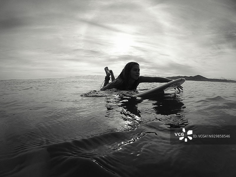 海中冲浪板上女人的剪影图片素材