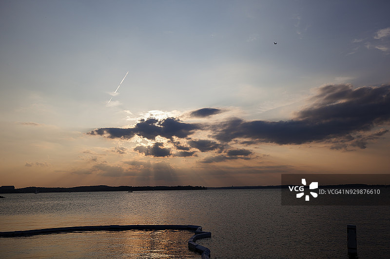 门多塔湖的日落图片素材