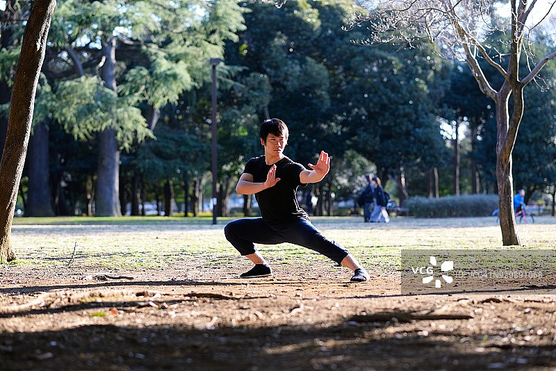 年轻的武术爱好者在户外练习图片素材