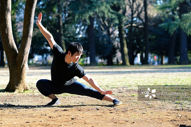年轻的武术爱好者在户外练习图片素材