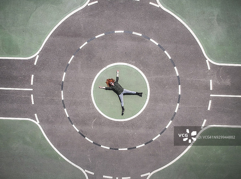 环形交叉路口的红发女人图片素材