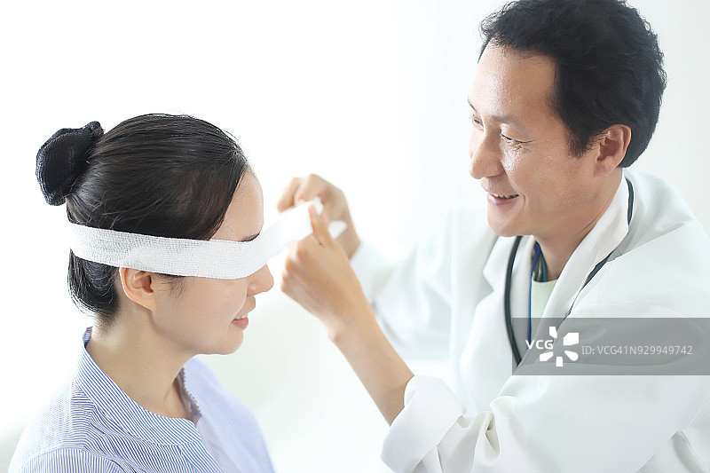 医生为女人包扎眼睛图片素材